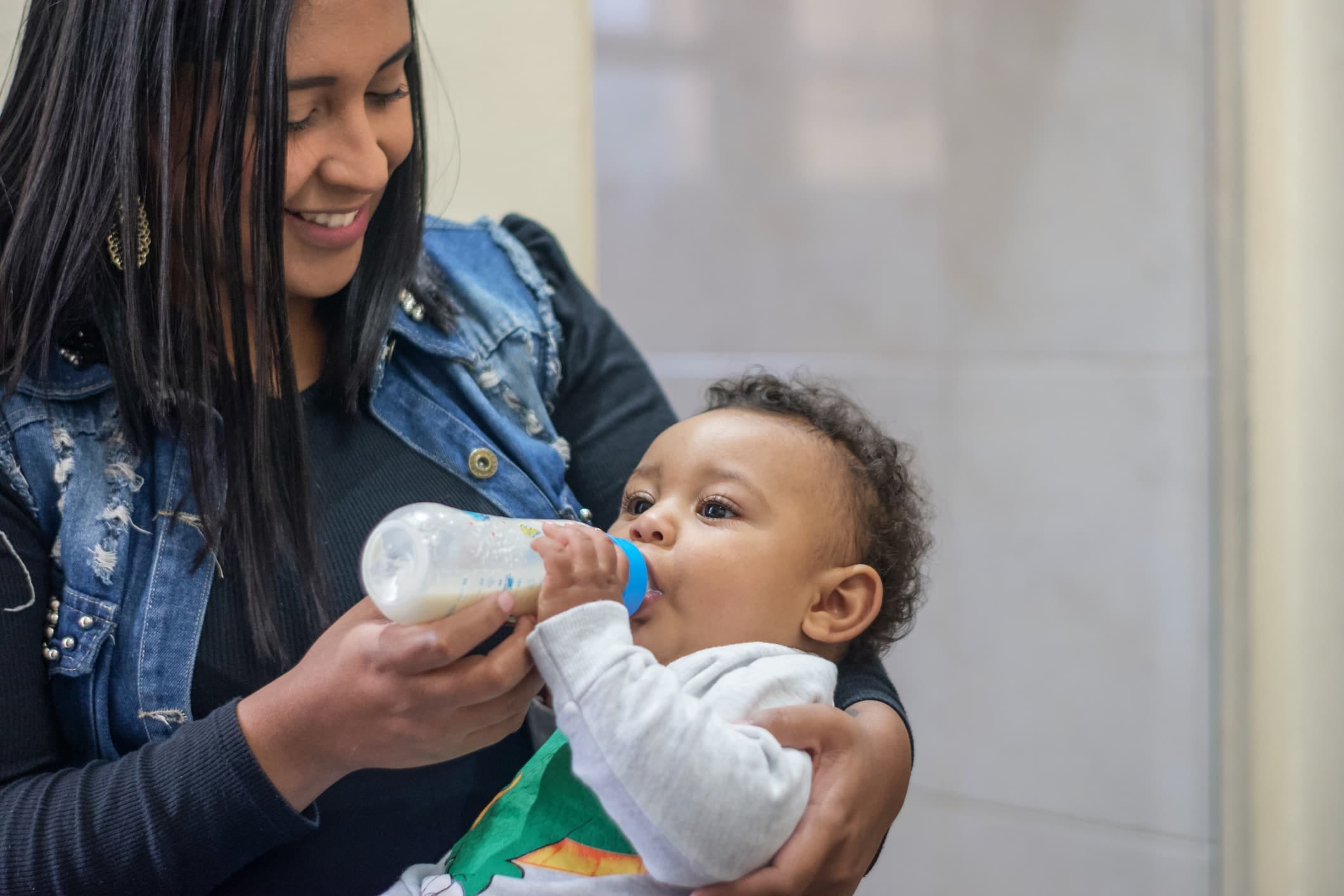 Newborn bottle feeding clearance positions